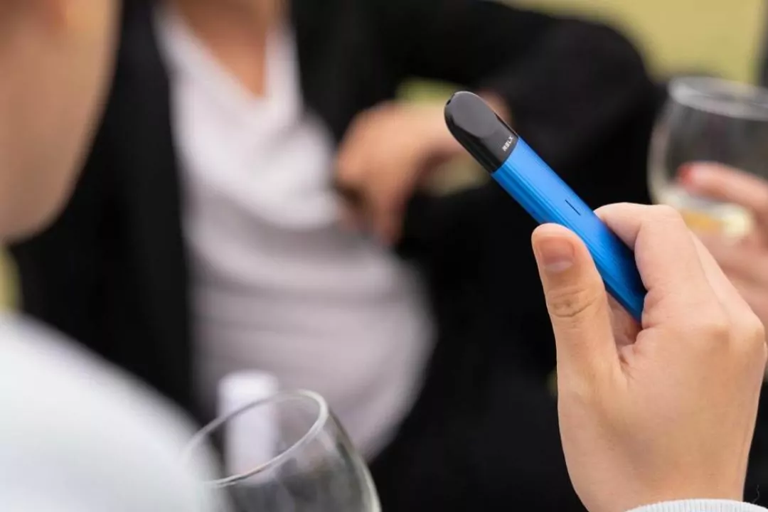 В Україні тепер заборонено палити електронні сигарети у громадських місцях
