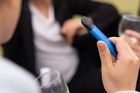 В Україні тепер заборонено палити електронні сигарети у громадських місцях