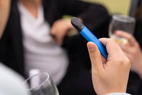 В июле в Украине запретят курить электронные сигареты в общественных местах