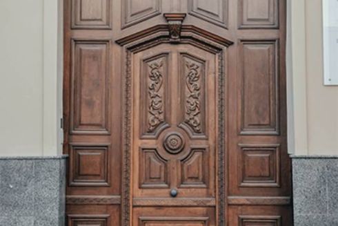 Дивіться, як у Львові відновили історичні дерев&rsquo;яні двері: фото