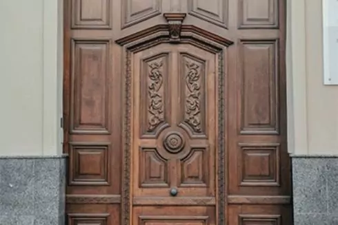 Дивіться, як у Львові відновили історичні дерев&rsquo;яні двері: фото