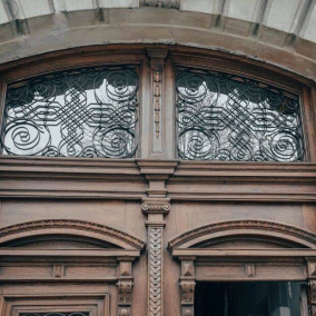 Было/стало: смотрите, как в центре Львова реставрировали старинные деревянные двери