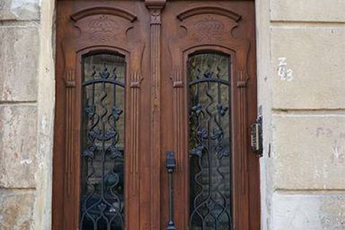 Фото. Возле «Львовской политехники» отреставрировали исторические ворота