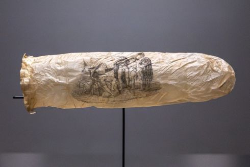 Скандал у Рейксмузеї: презерватив 19 століття з еротичною гравюрою викликав протести