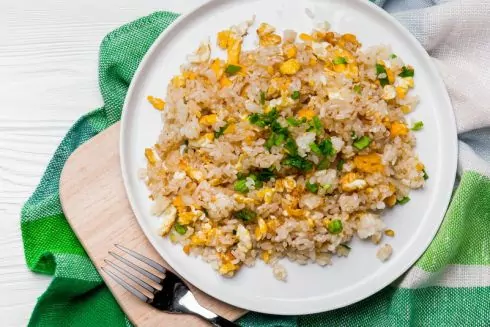 Жареный рис с яйцом: простой рецепт, который стоит попробовать
