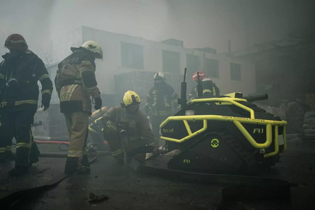 Фото: Пожежу у Києві вперше допомагав гасити робот