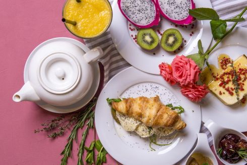 Круассан, запеканка, фруктовый фреш: завтрак за 10 минут