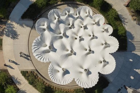 У США збудували ротонду з майже 7 тисяч деталей, яка світиться вночі