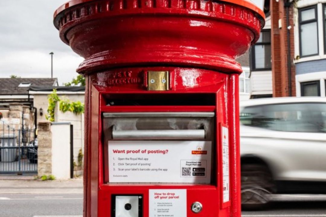 У Британії вперше за 175 років оновили червоні поштові скриньки