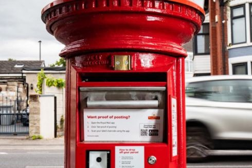 У Британії вперше за 175 років оновили червоні поштові скриньки