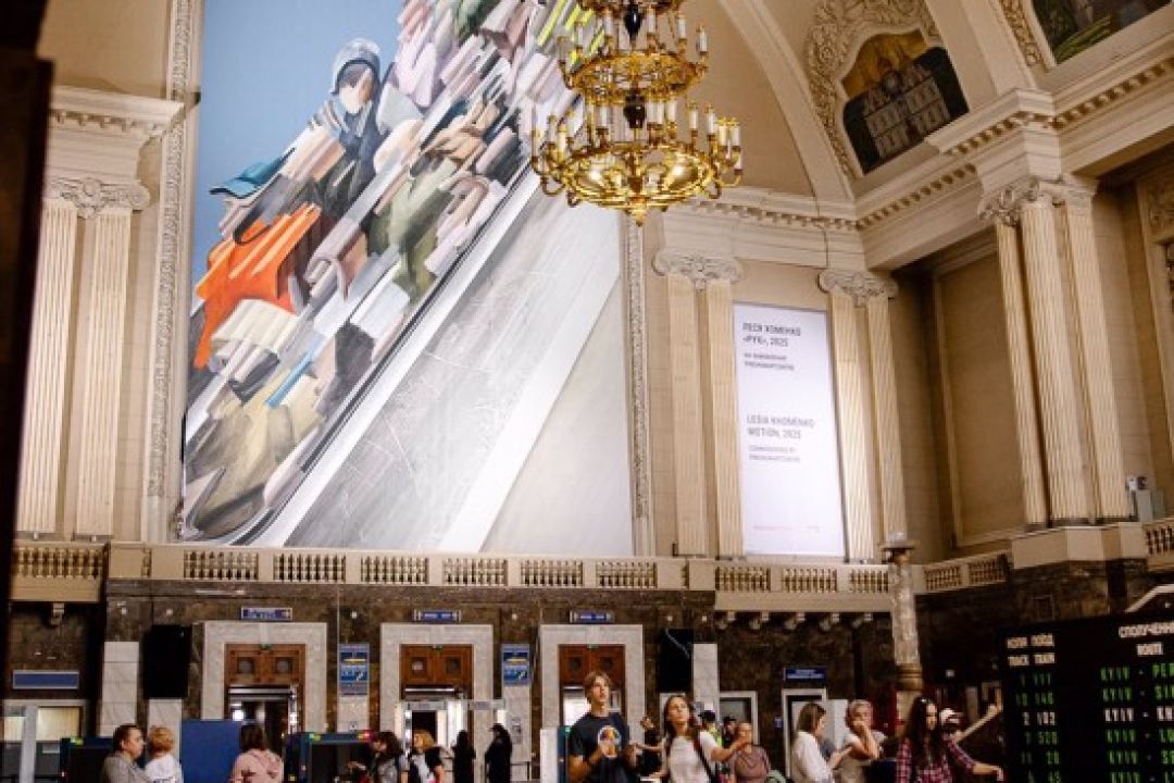 На київському вокзалі встановили 21-метрове полотно "Рух" Лесі Хоменко