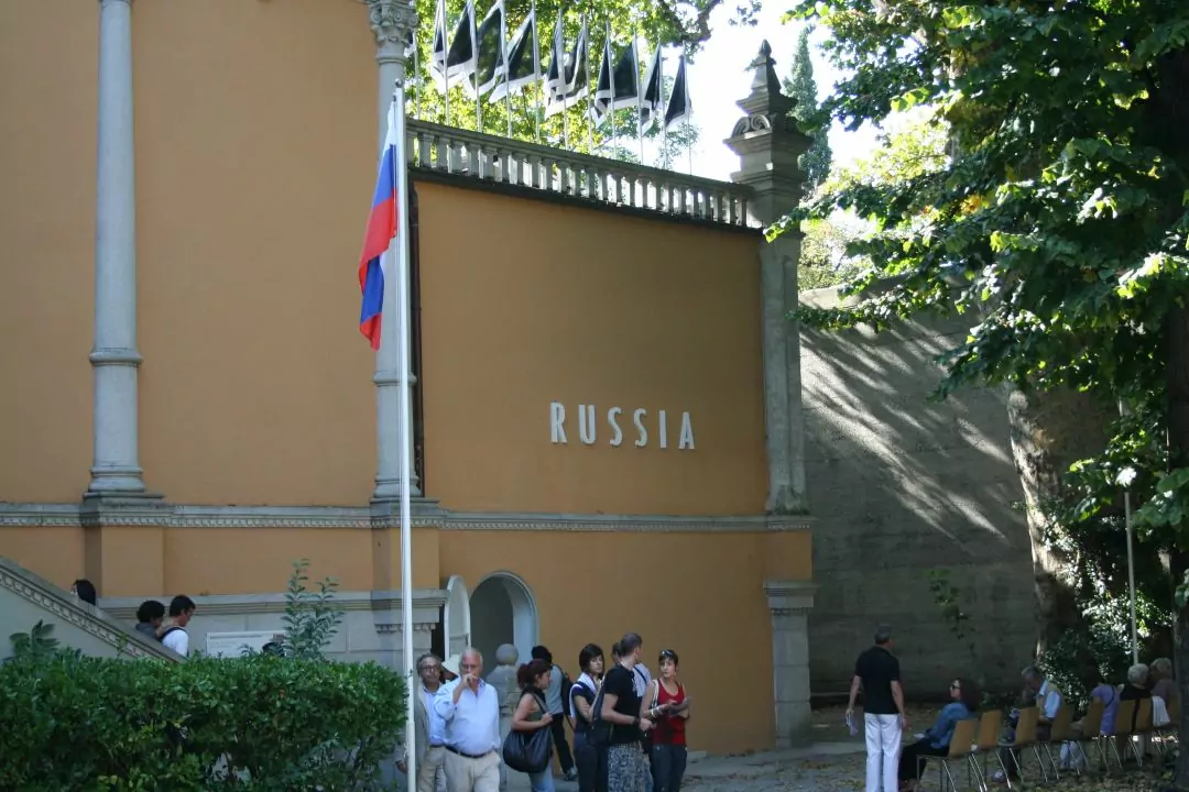 Єврокомісія пригрозила зупинити фінансування Венеційської бієнале через участь Росії