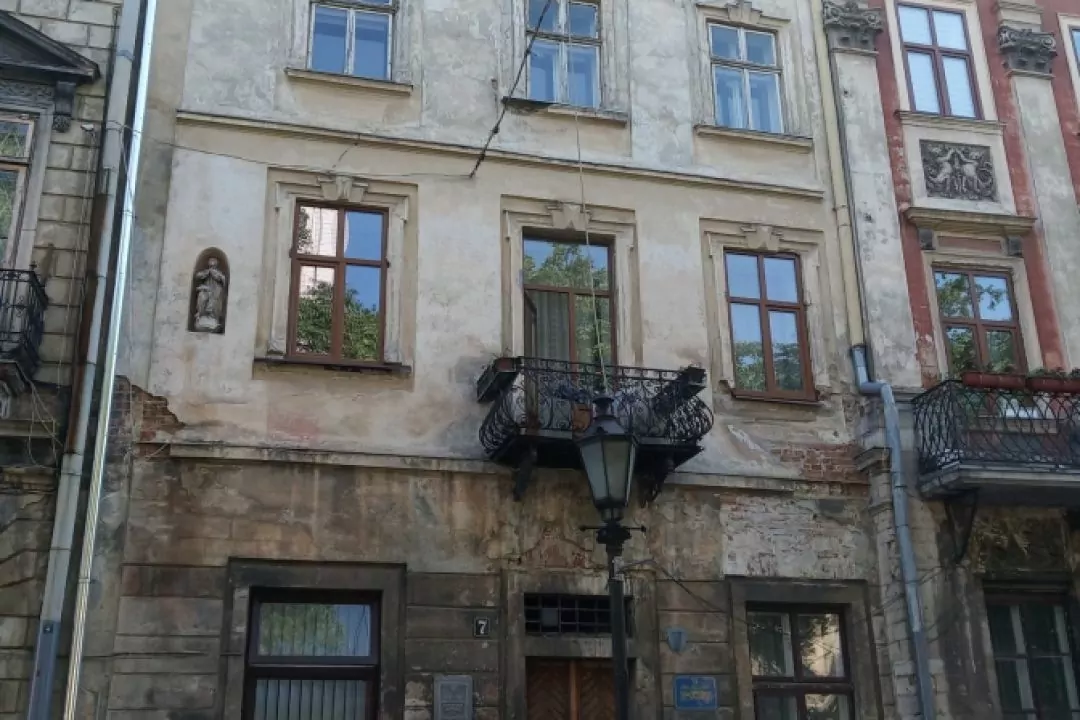 Фото: Дивіться, як у Львові відреставрували фасад кам&rsquo;яниці на площі Ринок