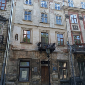 Фото: Дивіться, як у Львові відреставрували фасад кам’яниці на площі Ринок