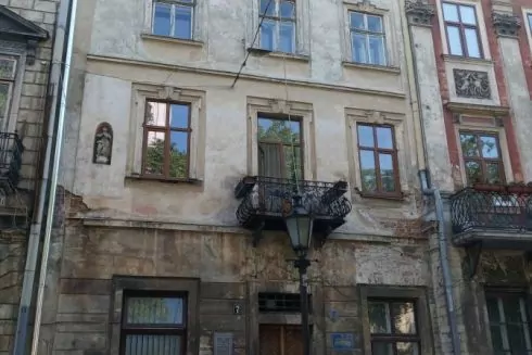 Фото: Дивіться, як у Львові відреставрували фасад кам&rsquo;яниці на площі Ринок