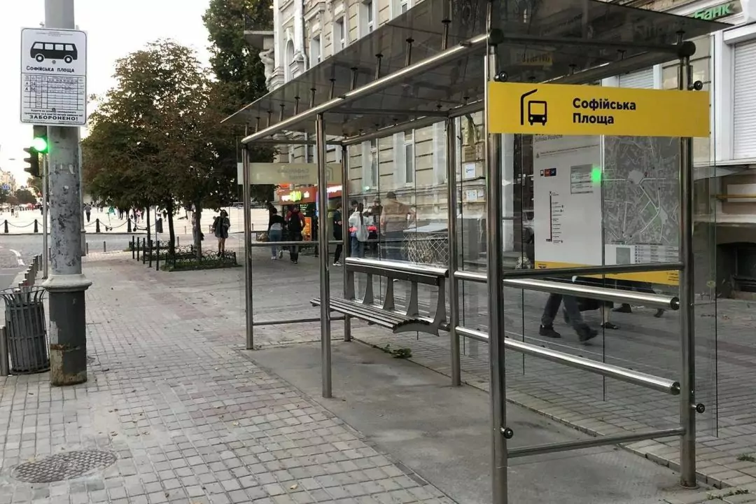 Фото. В Киеве начали обновлять остановки общественного транспорта