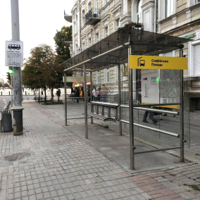 Фото. В Киеве начали обновлять остановки общественного транспорта