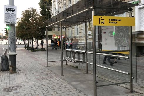 Фото. В Киеве начали обновлять остановки общественного транспорта