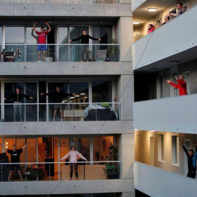 Фото дня: Жители французского города устроили массовую тренировку на балконах
