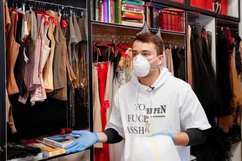 Reuters написав про українського дизайнера, який шиє захисні костюми для лікарів