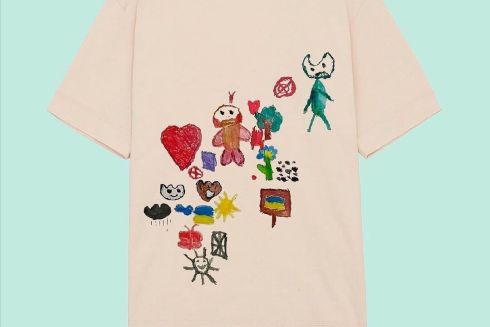 Українські бренди випустили колекцію футболок з малюнками дітей, що пережили окупацію