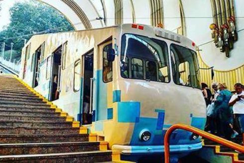 Историческую ливрею киевского фуникулера заменили пиксельной