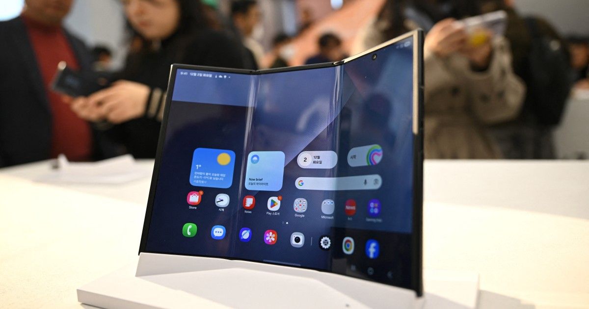 Samsung представила перший смартфон, що складається втроє