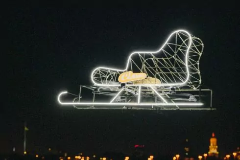 Видео дня. В небе над Киевом пролетели новогодние сани