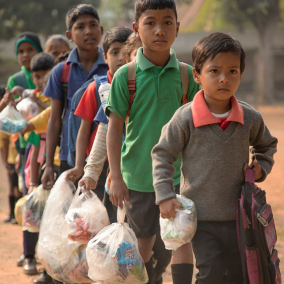 В Индии школа принимает за обучение пластик вместо денег