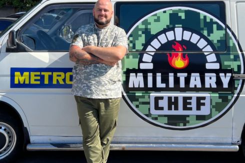 Дивіться, яку піч на колісах зробив тернопільский піцейоло, аби готувати піцу на передовій