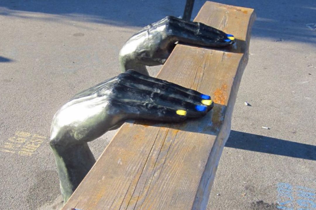 На Пейзажній алеї вандали зламали арт-лавочку