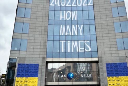 Гамлет Зіньківський створив стритарт на будівлі МЗС у Брюсселі до річниці повномасштабної війни