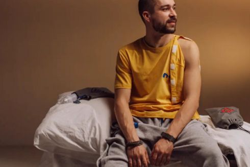 Волонтери шиють адаптивний одяг для поранених бійців: у чому його особливість