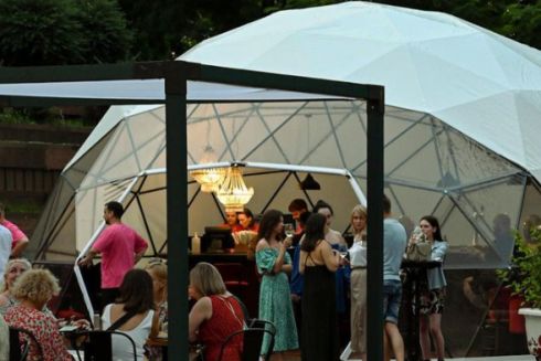 Возле Украинского Дома открылось летнее пространство с баром "Спільний"