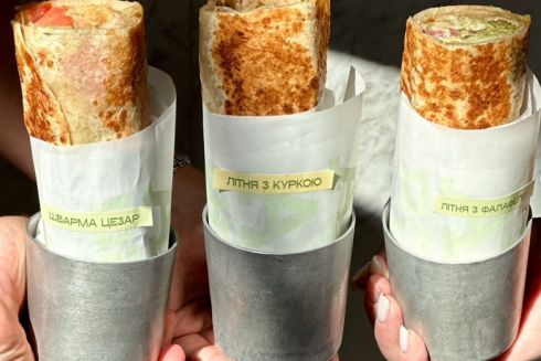 На Львівській площі відкрилося кафе Avi зі шаурмою від Алекса Купера