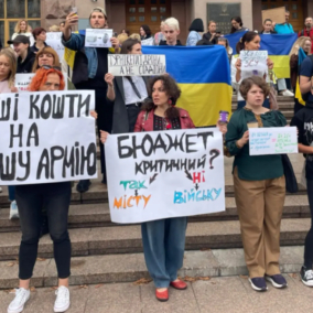Направлять деньги на армию, а не на брусчатку и барабаны: Киевляне вышли на митинг под КГГА