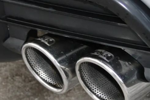 Кияни закликають посилити контроль за авто, які їздять без глушників