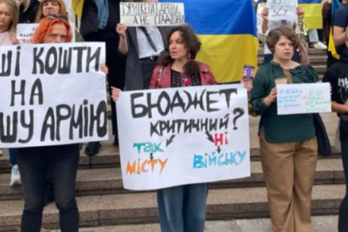 Спрямовувати гроші на армію, а не на бруківку та барабани: Кияни вийшли на мітинг під КМДА