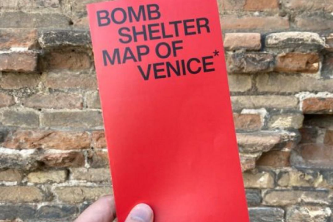 Український павільйон на Венеційській бієнале розвісив мапи бомбосховищ по всьому місту