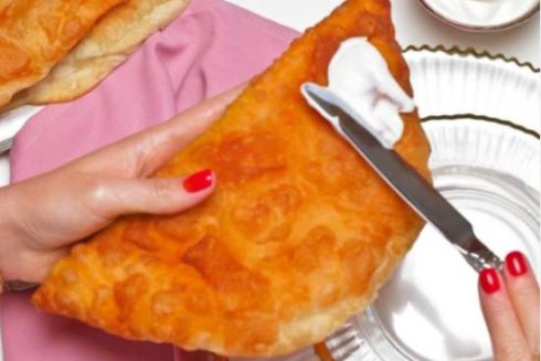 На Контрактовій площі відкрили заклад “Міністерство чебуреків”