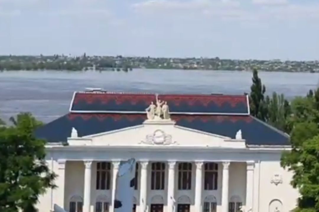 Как помочь пострадавшим от подрыва Каховской ГЭС: вещи, донаты, жилье