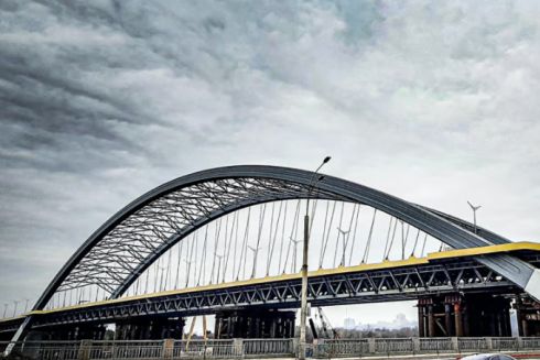 З велодоріжками, але без відокремлених трамвайних колій: як відбуватиметься рух Подільським мостом