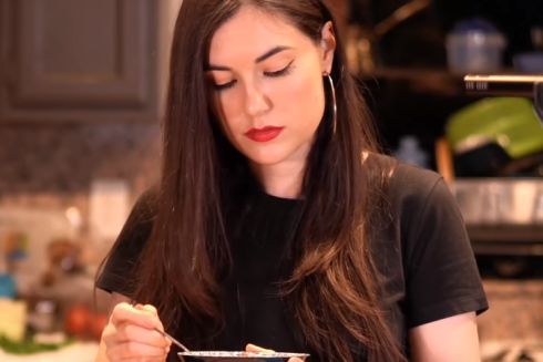 Видео дня. Саша Грей готовит борщ