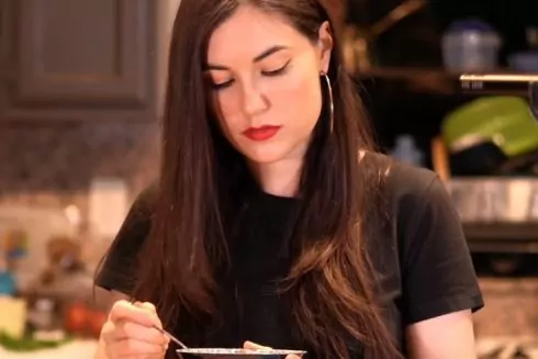 Видео дня. Саша Грей готовит борщ