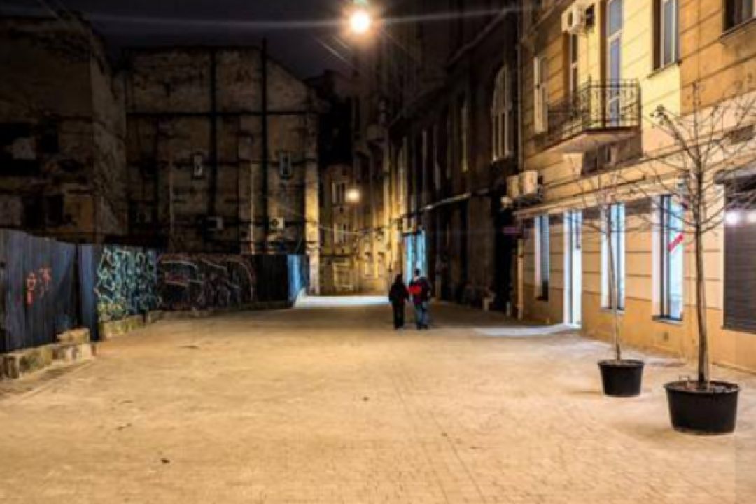 Дивіться, як колись запарковану вуличку у Львові перетворили на пішохідну