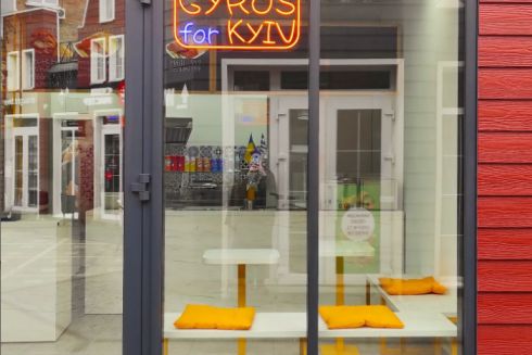 У метро Дружбы народов открылось заведение с уличной едой Gyros for Kyiv