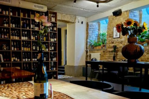 Біля скверу київських інтелігентів відкрився винний бар з книжковою крамницею