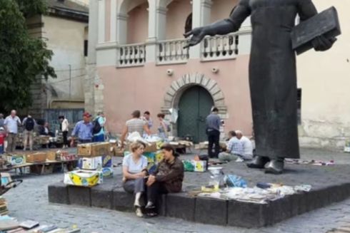 На місці стихійного книжкового ринку у Львові облаштують спеціалізований ярмарок: подробиці