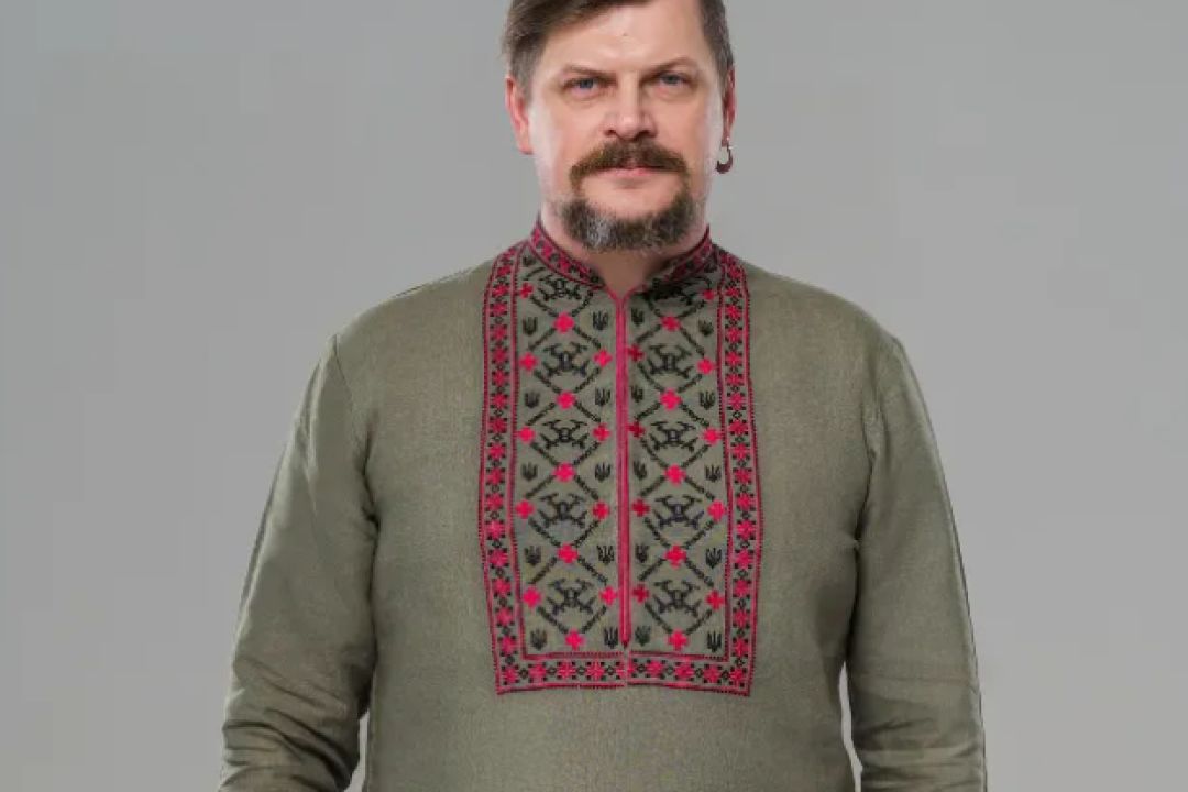 Дивіться, яку сорочку із вишитими дронами представили до Дня вишиванки