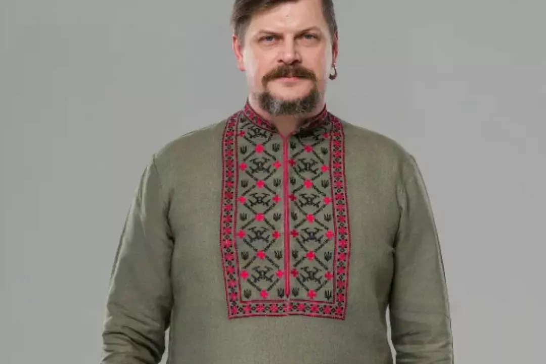 Дивіться, яку сорочку із вишитими дронами представили до Дня вишиванки